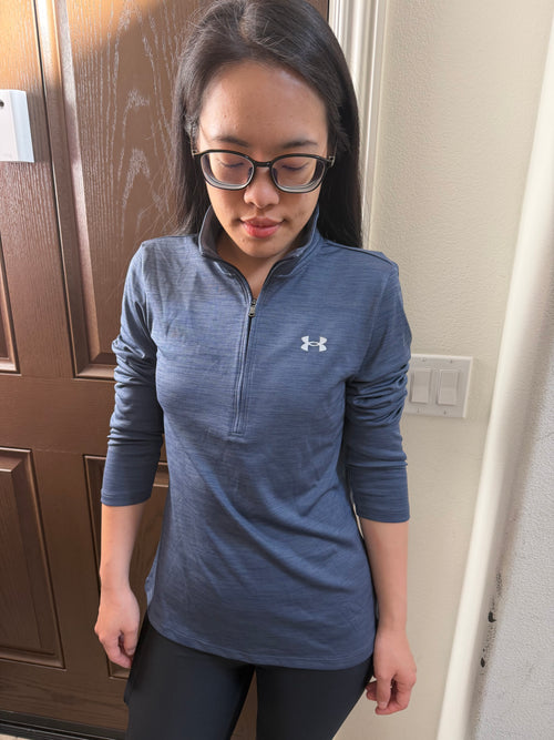 UA 女生 圓領滑溜溜拉鍊長袖 1384249 深藍 XS