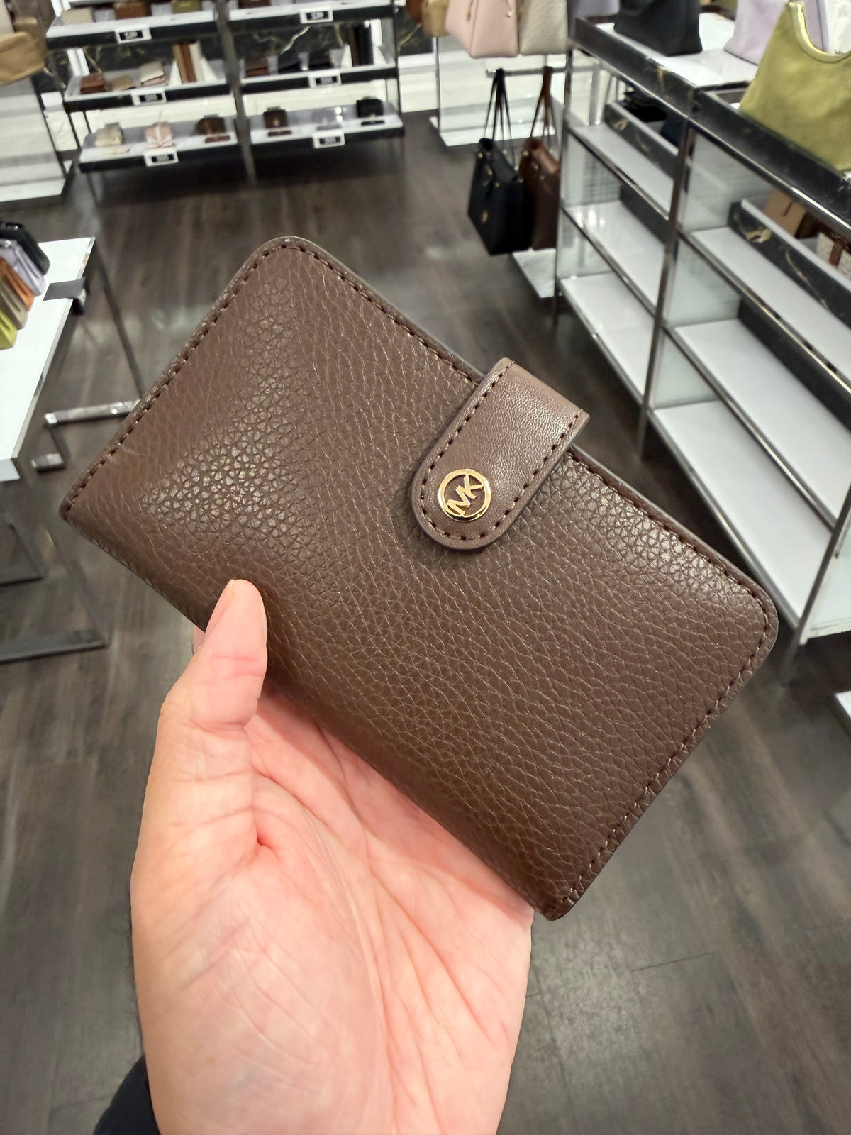 MK outlet 扣子卡夾零錢包 - 巧克力色