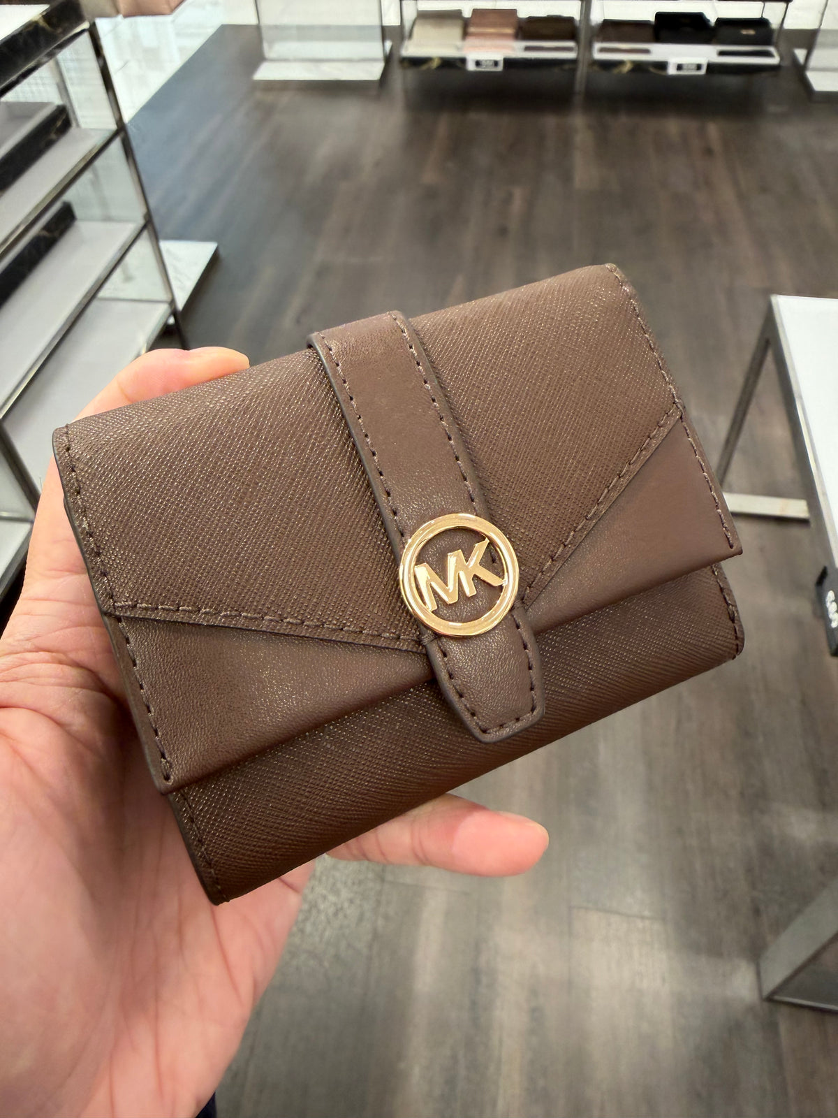 MK outlet 信封式短夾 - 巧克力色