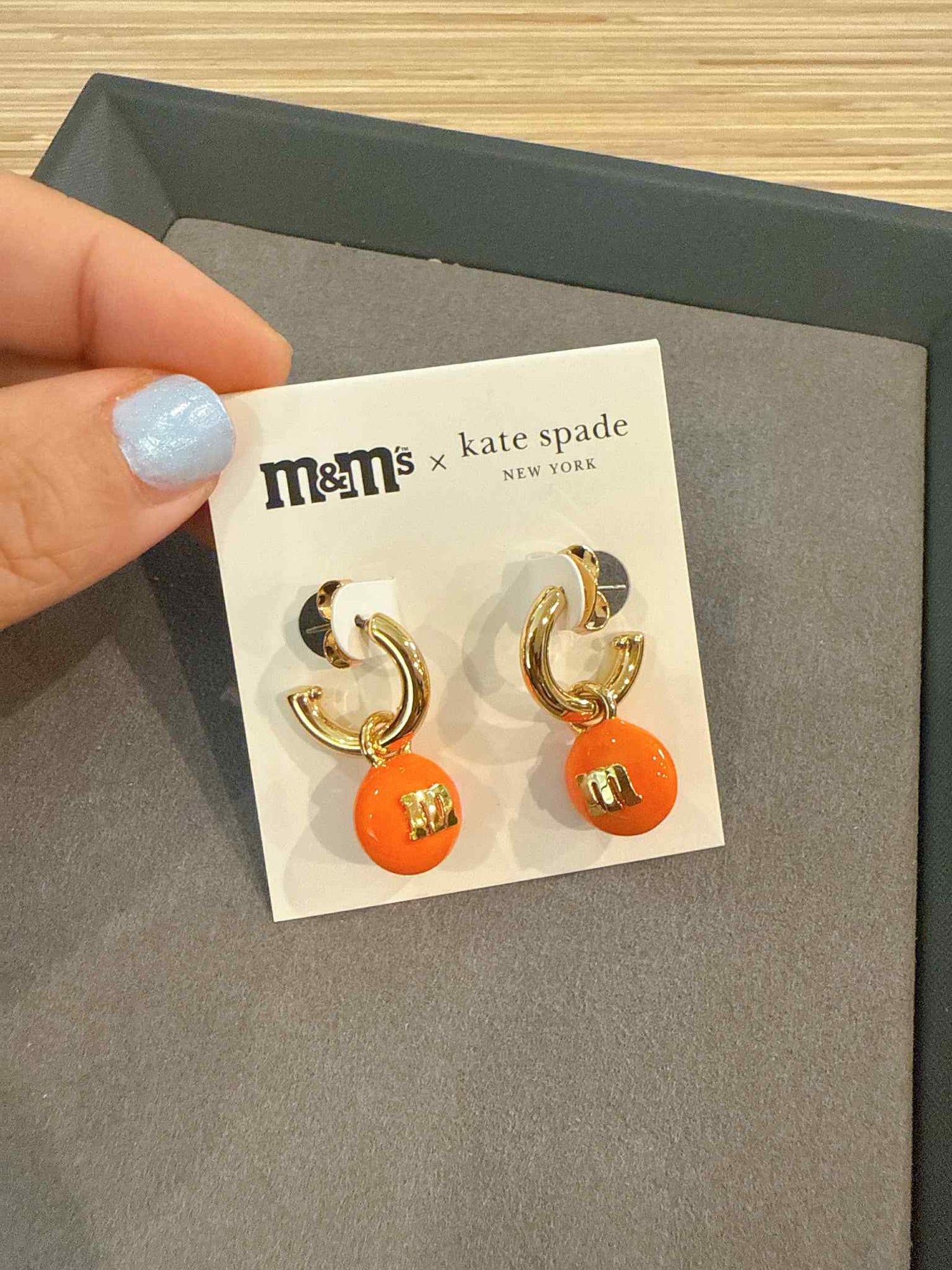 超可愛! Kate Spade 專櫃 x M&M 巧克力耳環