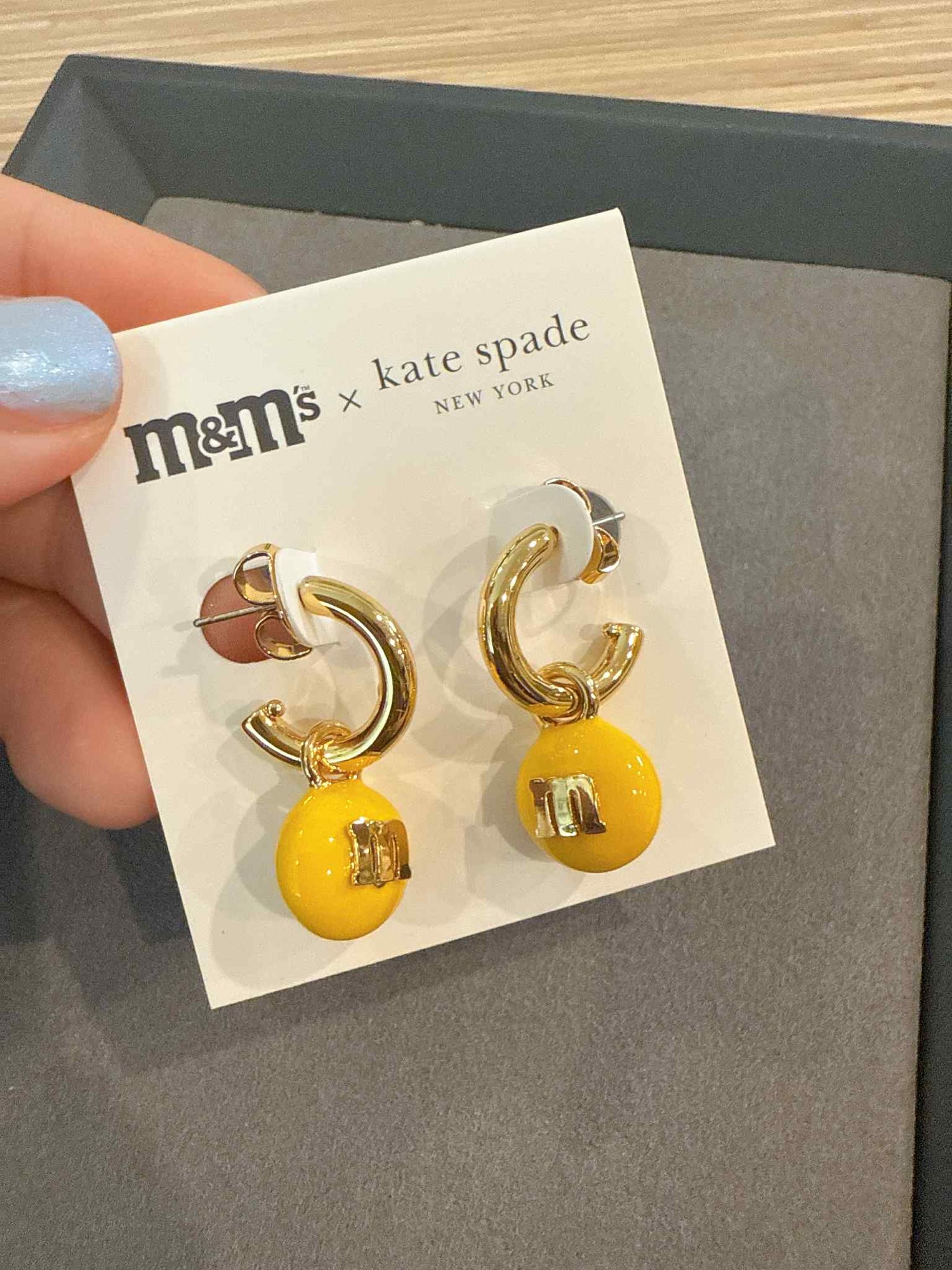 超可愛! Kate Spade 專櫃 x M&M 巧克力耳環