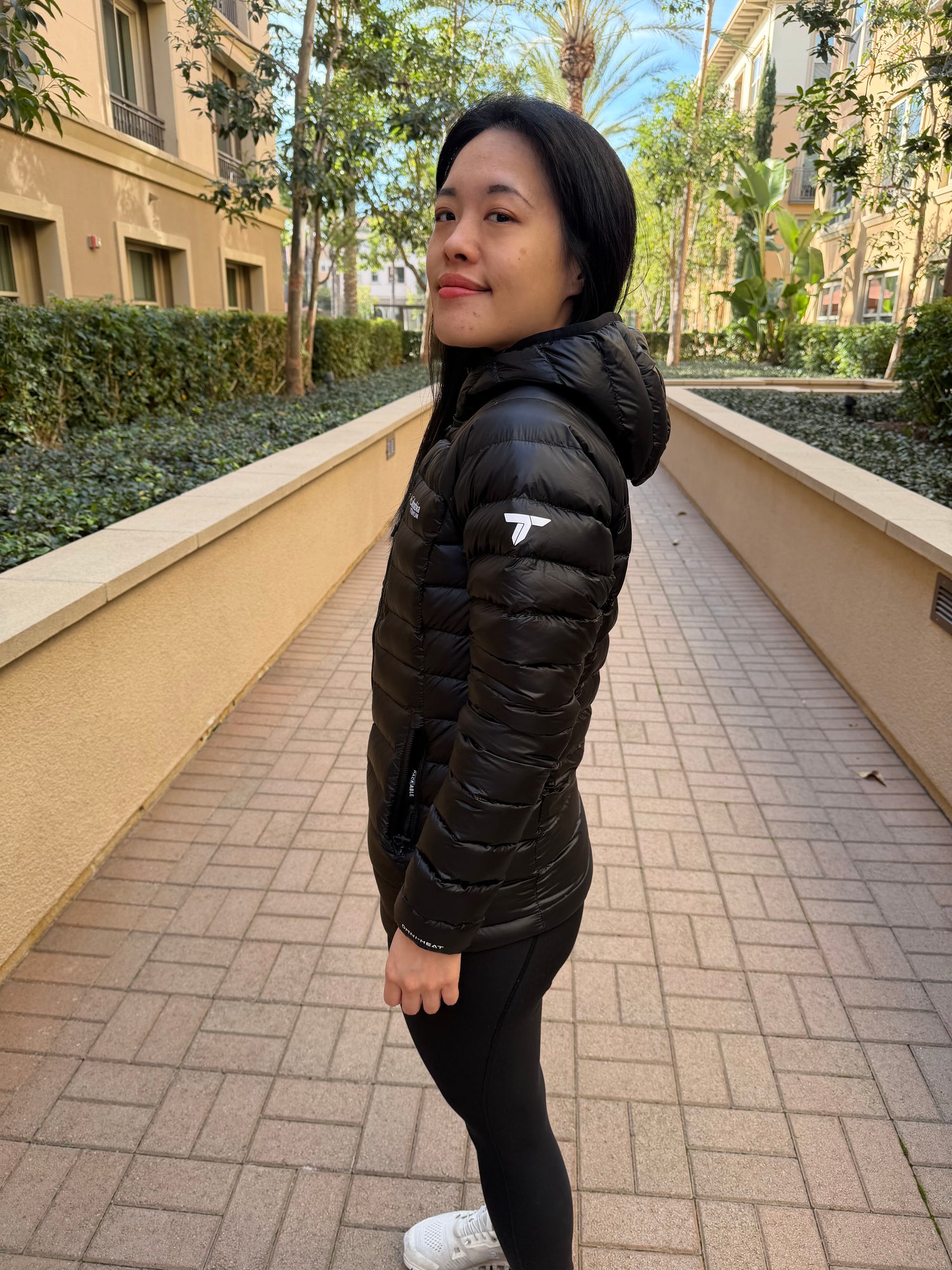 Columbia 女生 Arctic超輕量雪點點真羽絨連帽外套 700