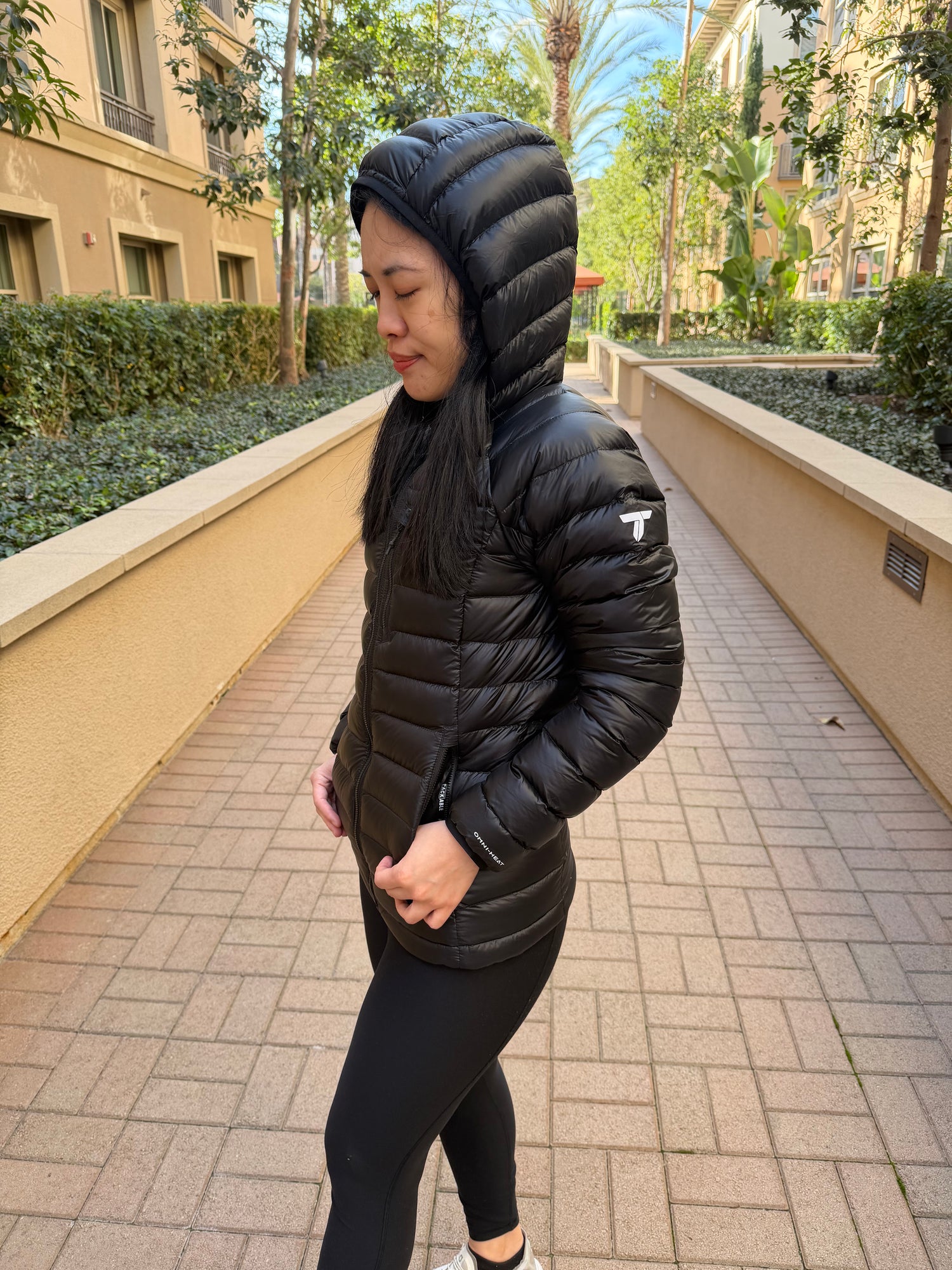 Columbia 女生 Arctic超輕量雪點點真羽絨連帽外套 700