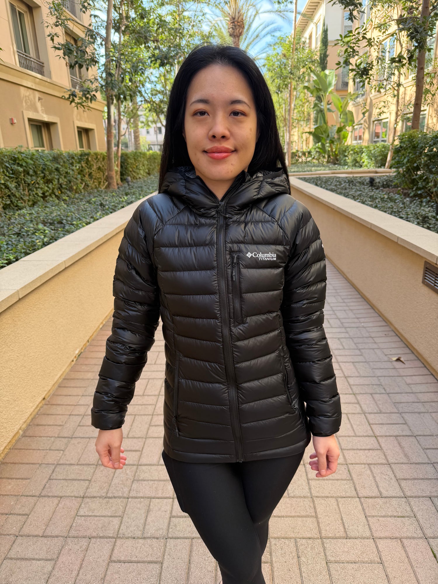 Columbia 女生 Arctic超輕量雪點點真羽絨連帽外套 700