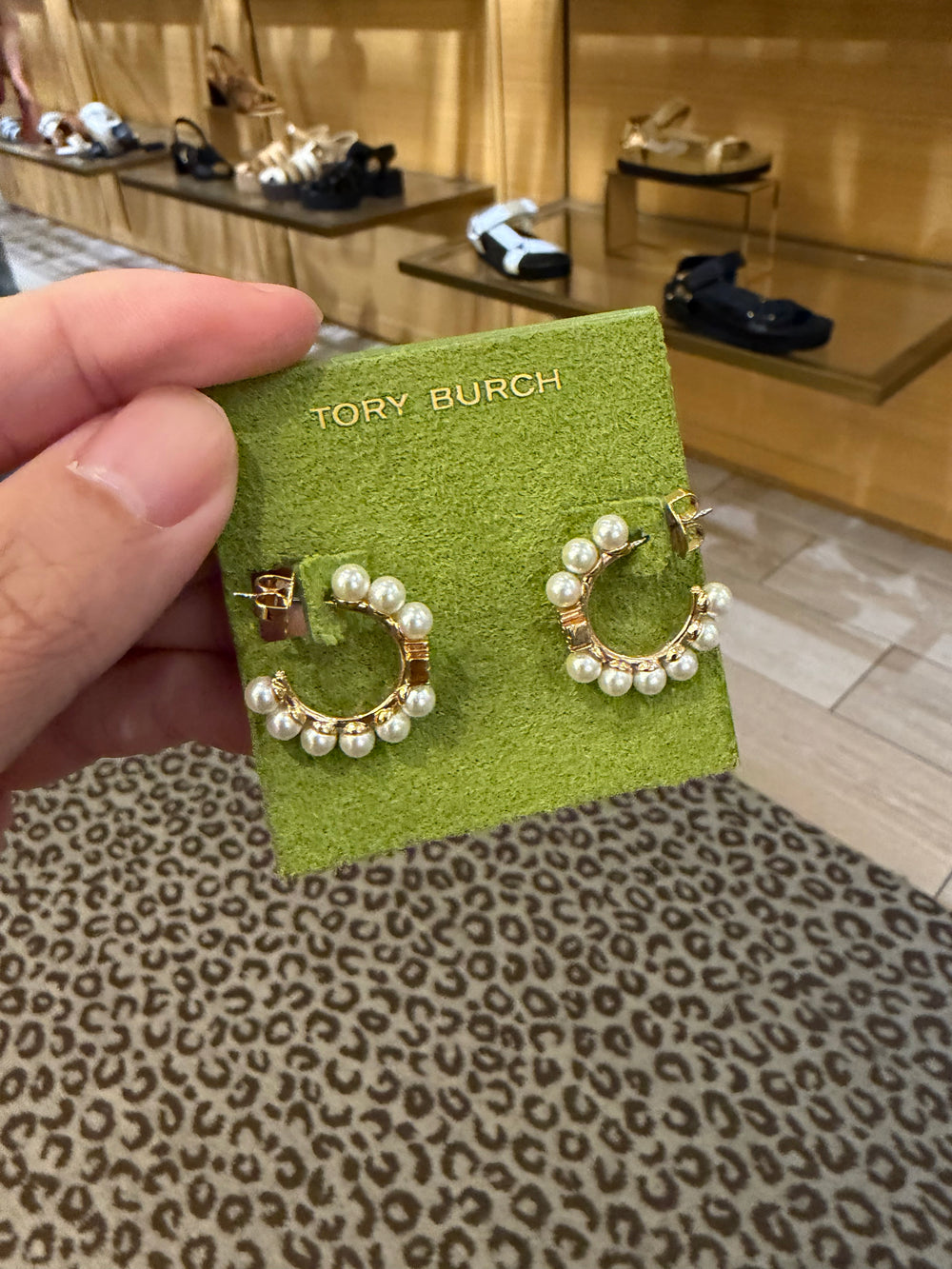TB outlet 珍珠Huggie 耳針 - 164514