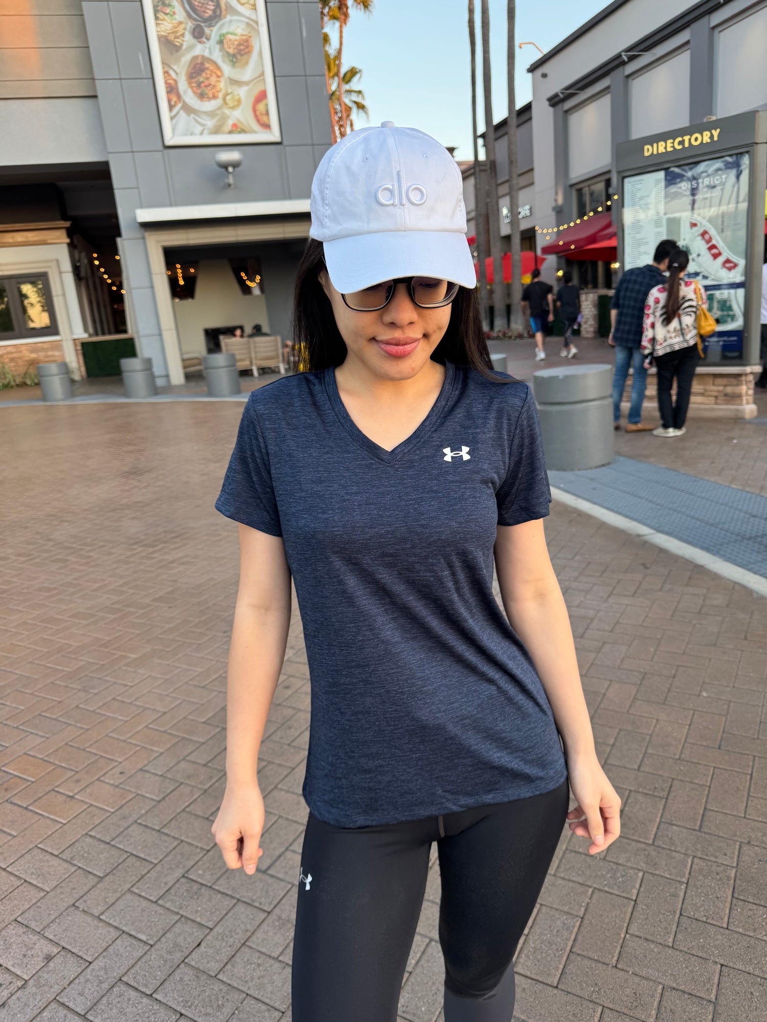 UA 女生 V領滑溜溜短T