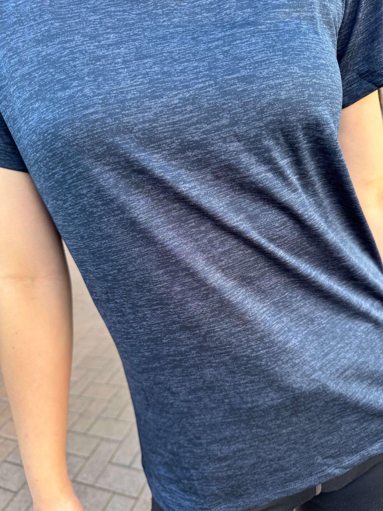 UA 女生 V領滑溜溜短T