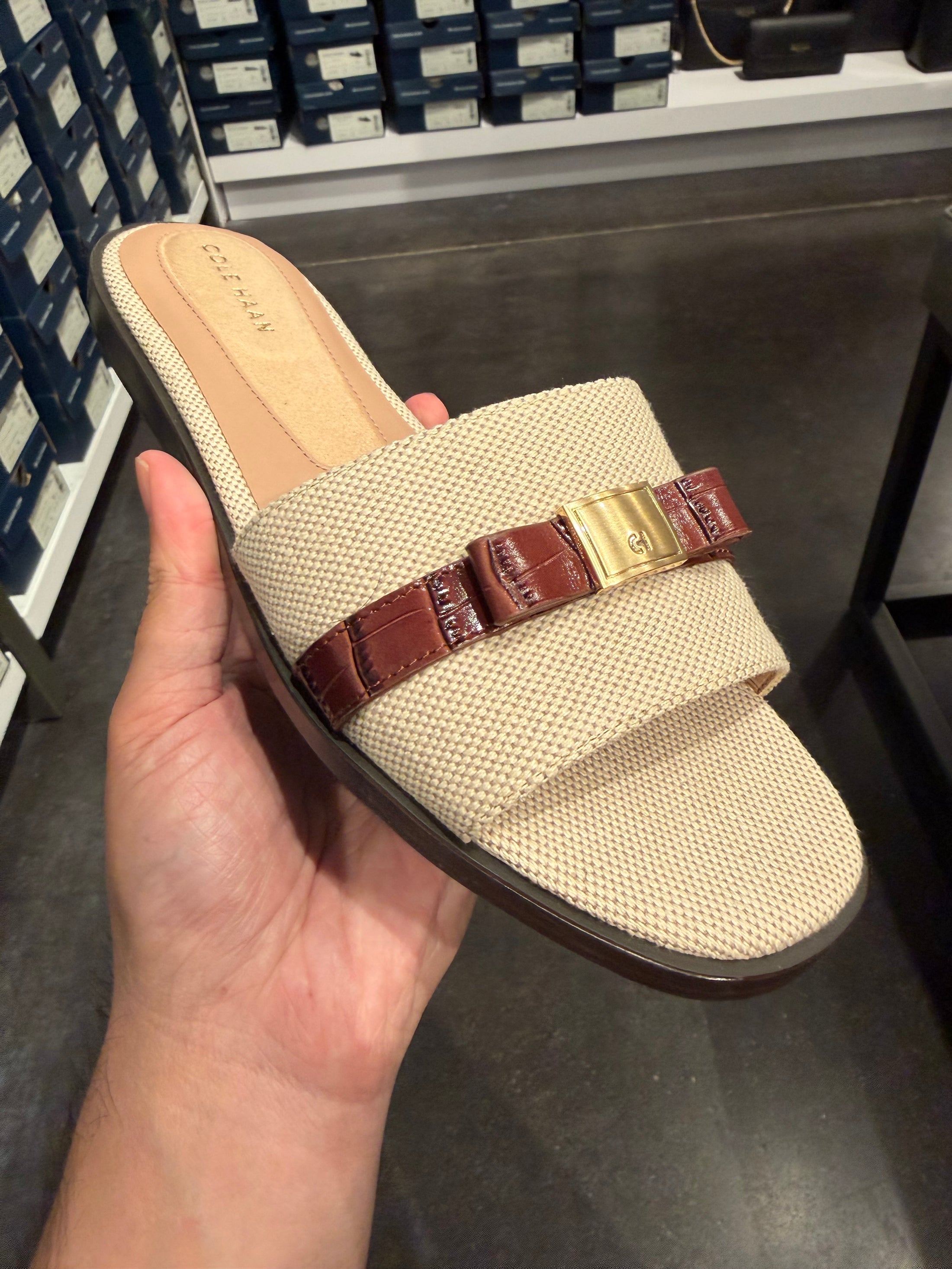 CH outlet 女生 Emilia 帆布拖鞋