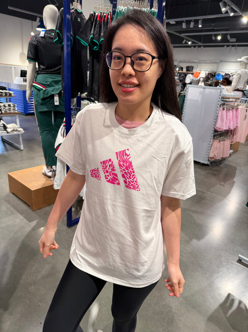 Adidas 女生 棉短T - 白色粉豹紋