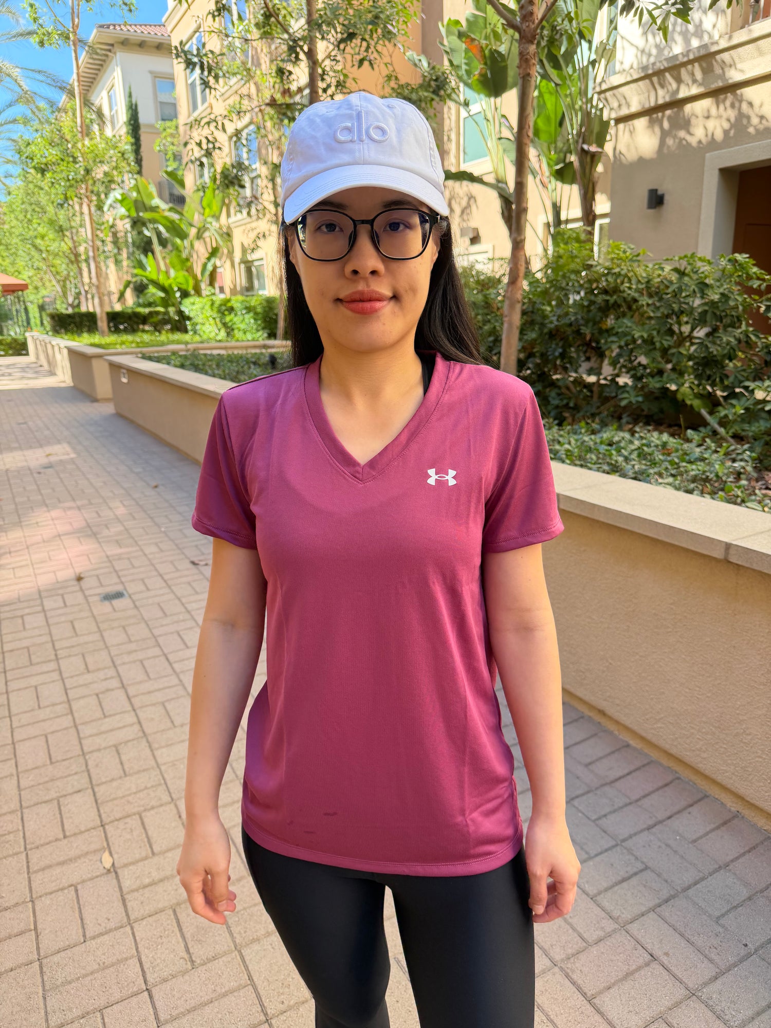 UA專櫃 V領滑溜溜運動短T