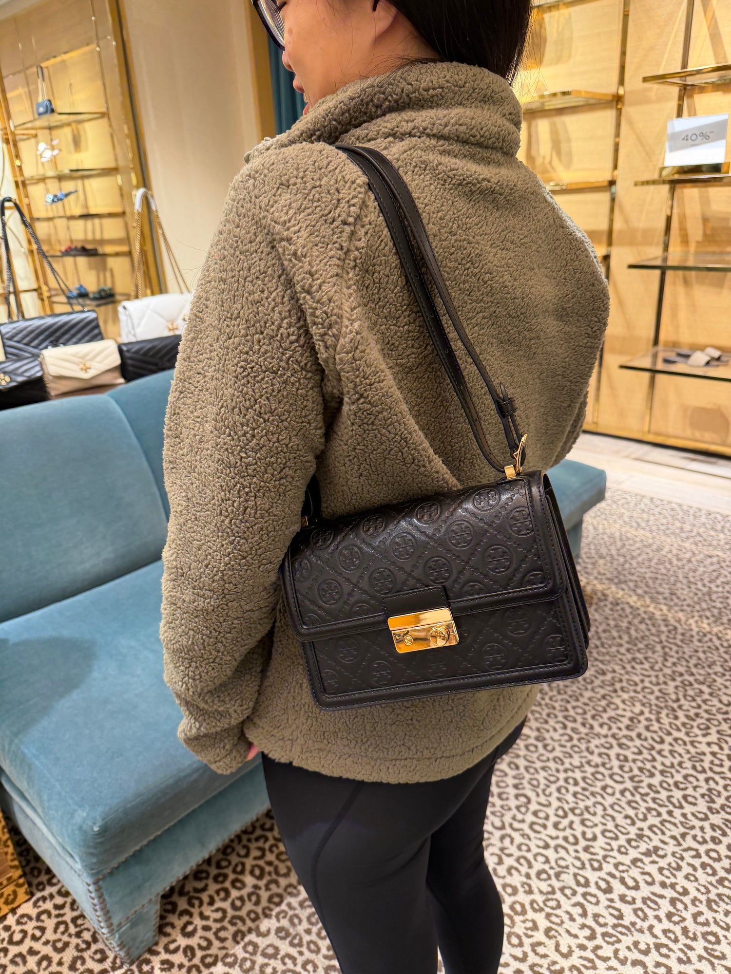 TB專櫃 T monogram 真皮郵差包 23 黑色