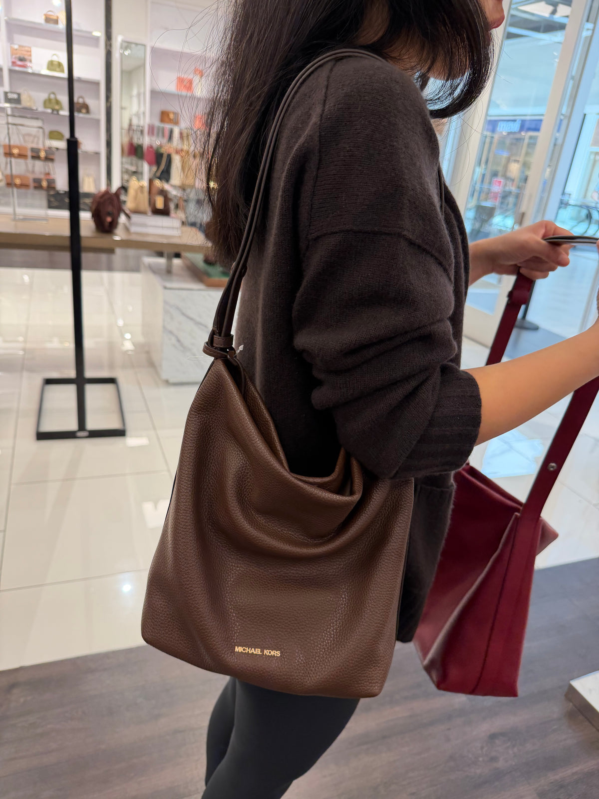 MK outlet 抓皺水桶包 - 巧克力色