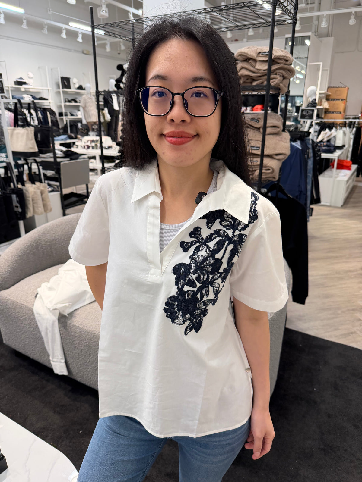 卡爾 女生 刺繡V領上衣 - 白色