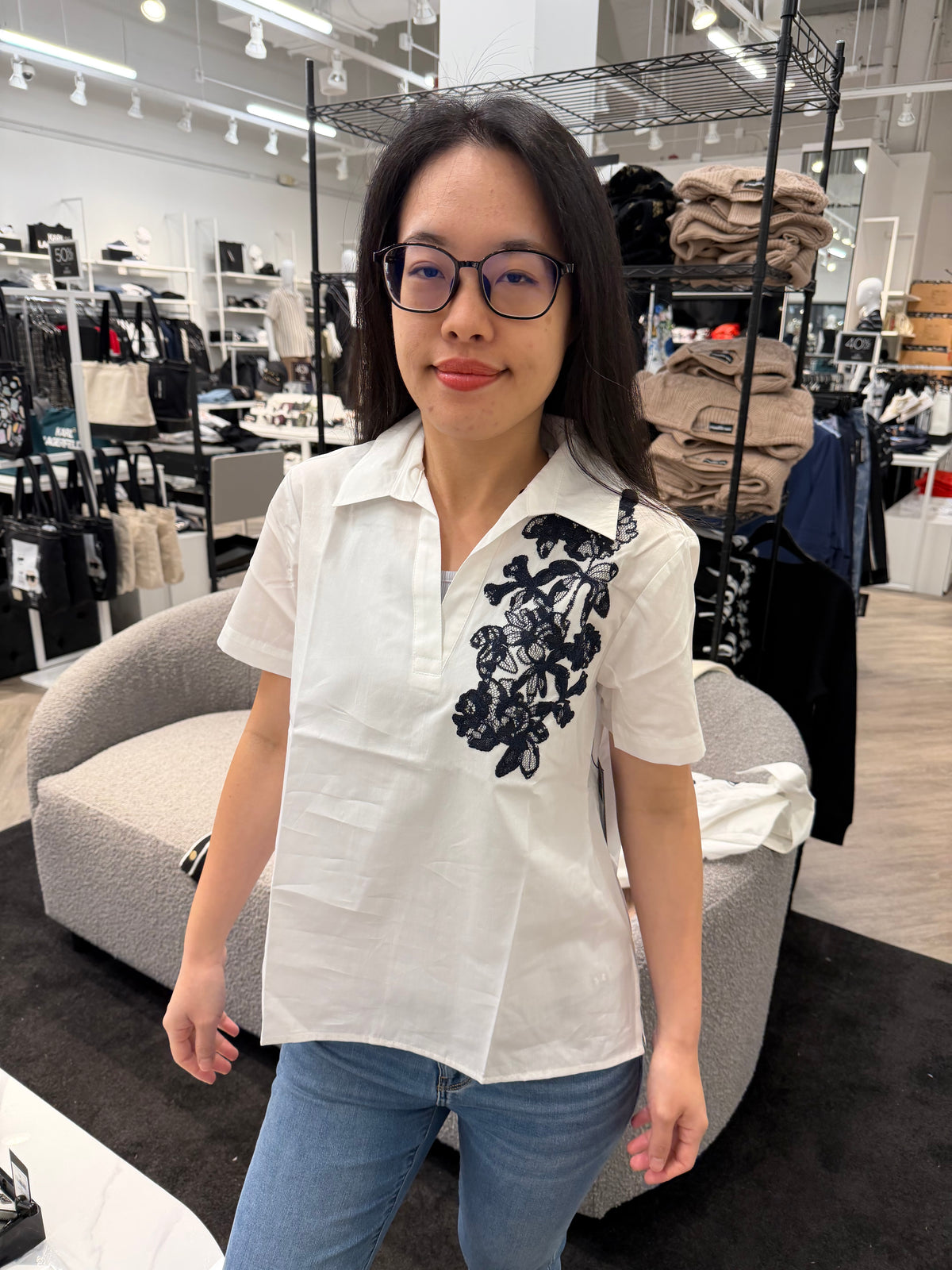卡爾 女生 刺繡V領上衣 - 白色