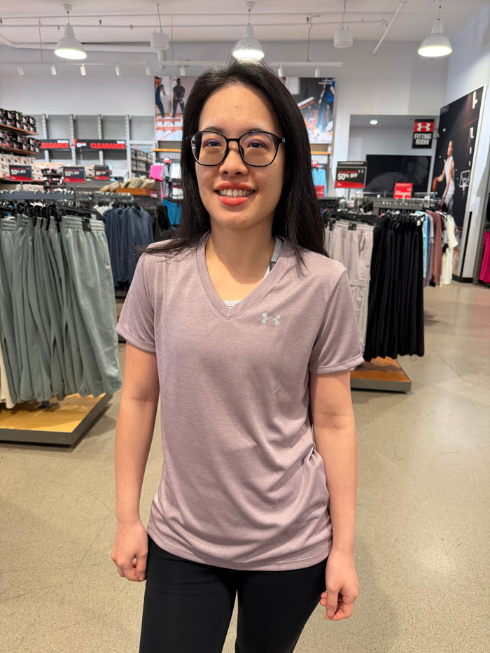 UA 女生 滑溜溜運動短T - V領