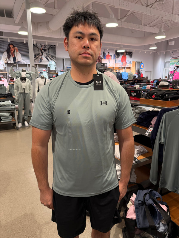 UA 男生 滑溜溜運動短T