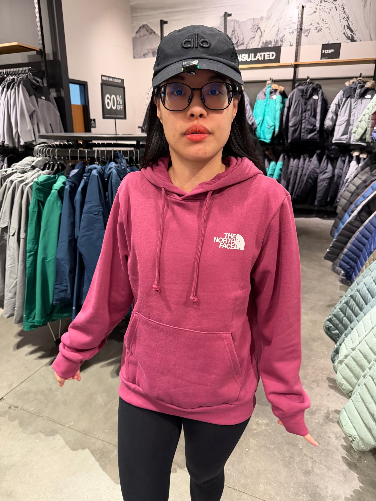 北臉 女生 小logo刷毛帽T[背面有圖案] 莓果 L