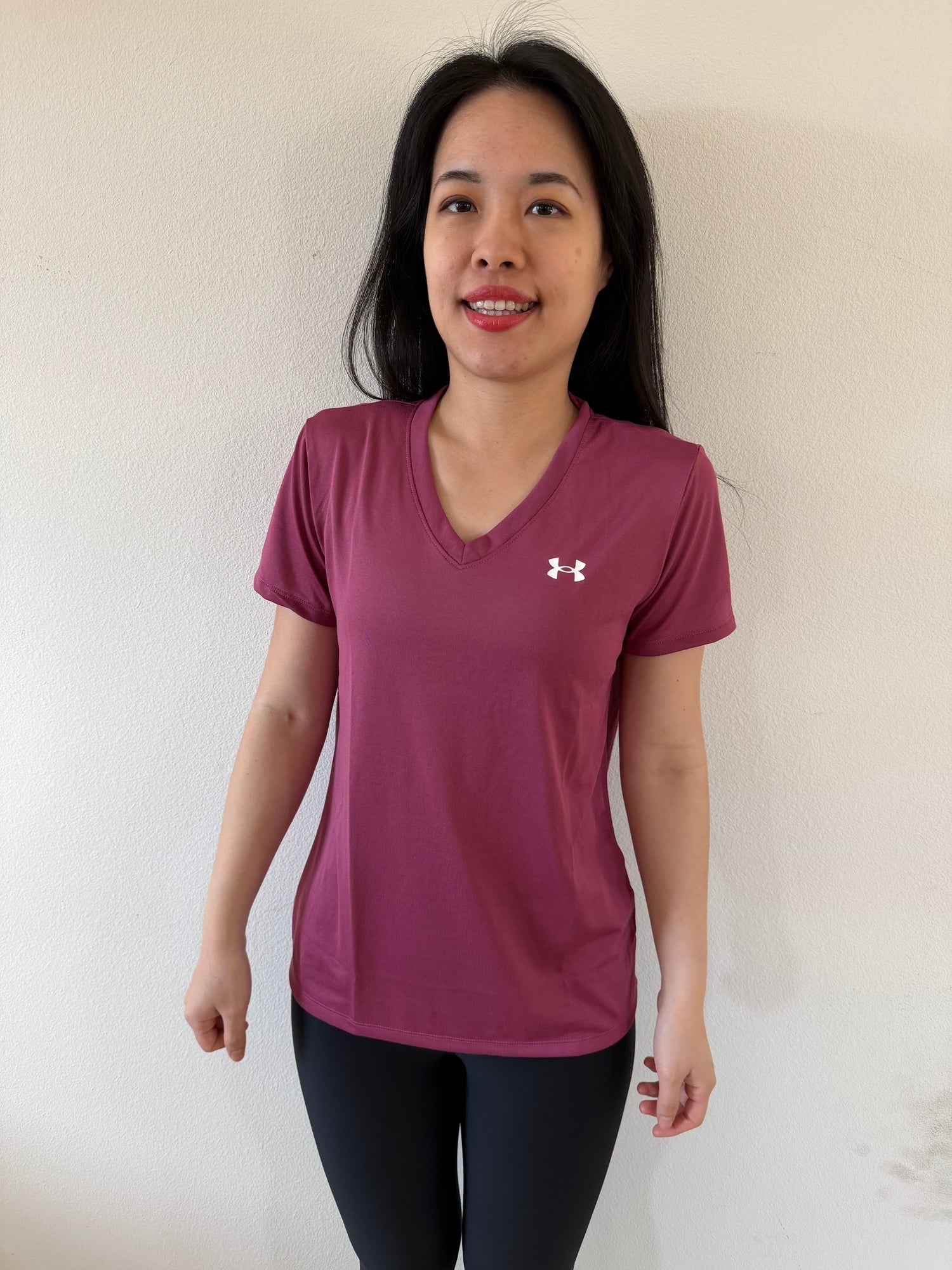 UA 女生 V領滑溜溜運動短T 莓果 659