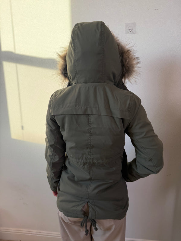 HCO 女生 熊寶寶毛防風派克外套 軍綠 XXS