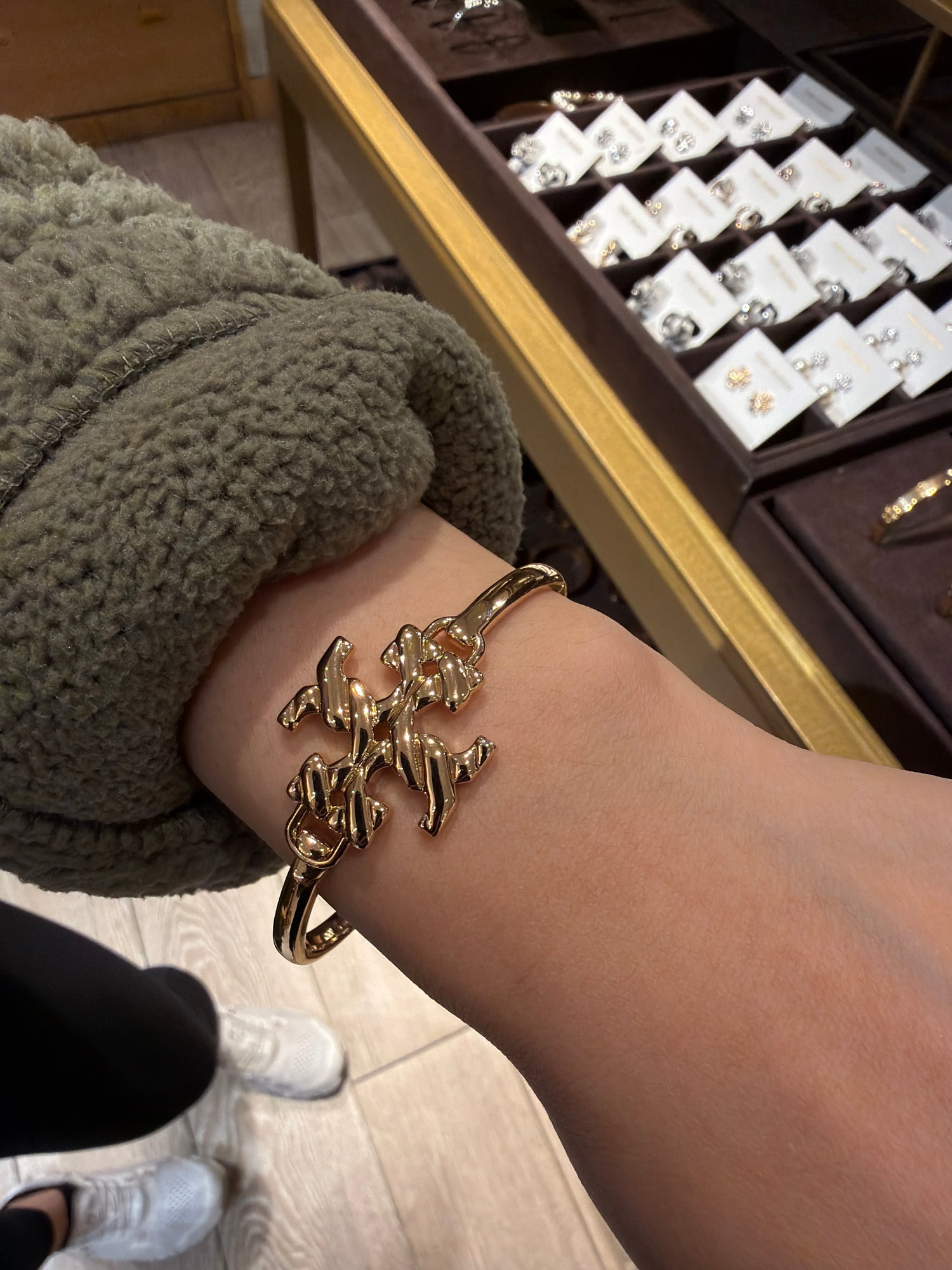 TB outlet 羅紋logo手環 金色