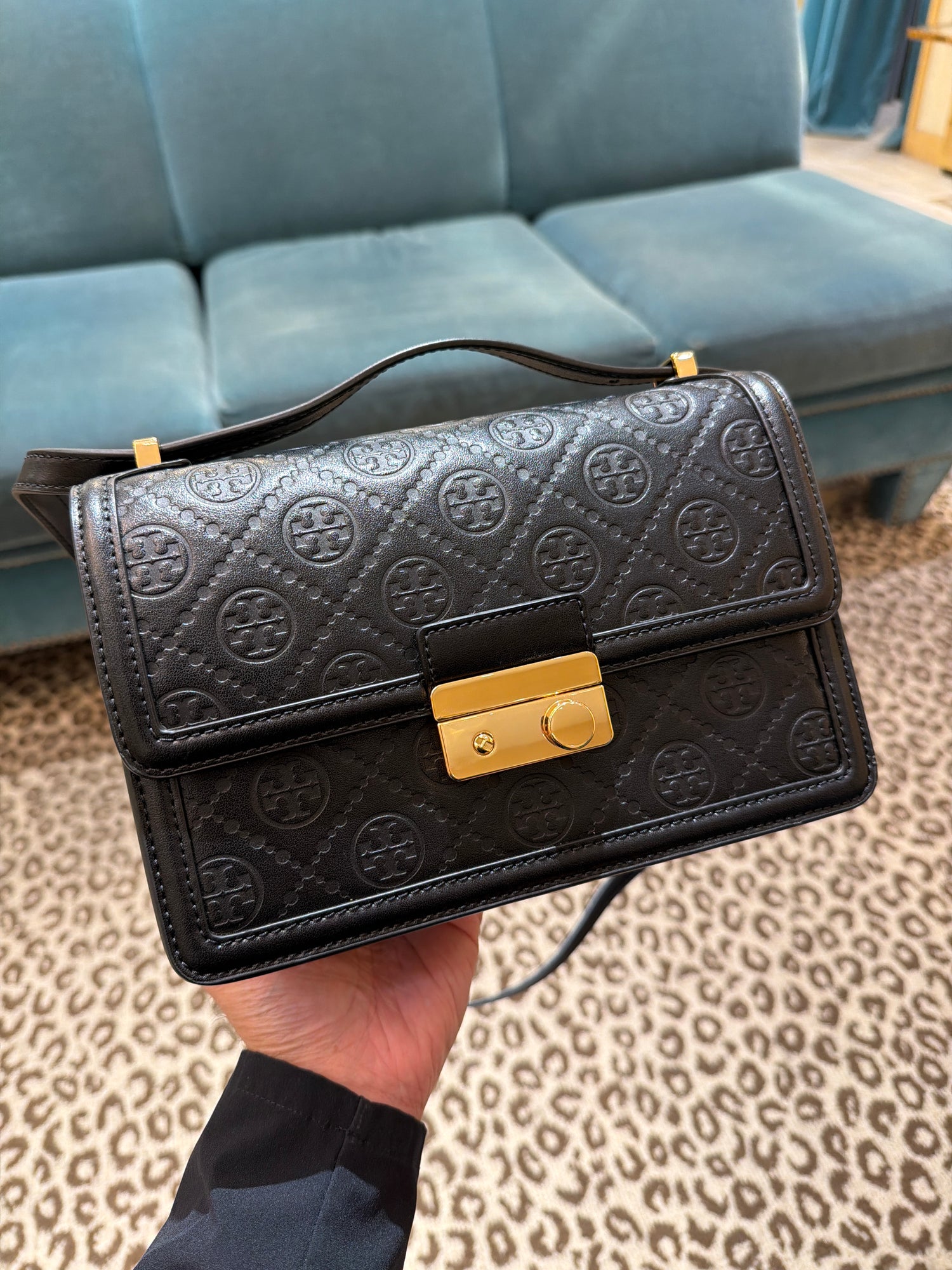 TB專櫃 T monogram 真皮郵差包 23 黑色