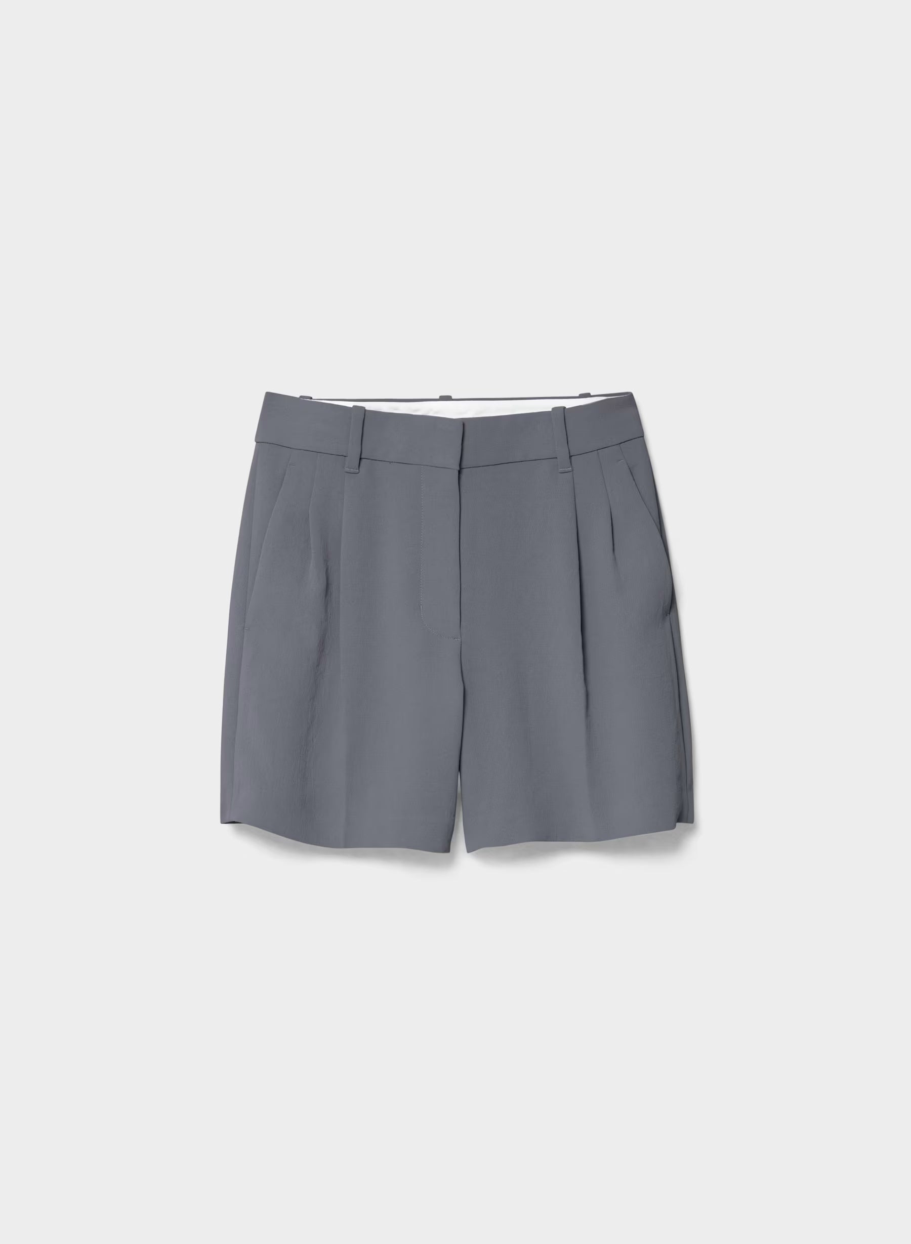 Aritzia Effortless 短褲 - midthigh